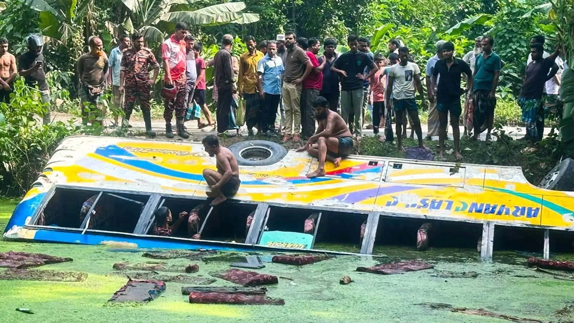 বরিশালে যাত্রীবাহী বাস নিয়ন্ত্রণ হারিয়ে  পুকুরে, হতাহতের আশঙ্কা